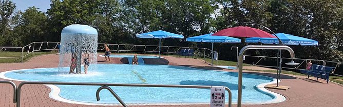 Beschattung das Planschbecken f&uuml;r Kleinkinder eingeweiht (Foto: Radio Artern)