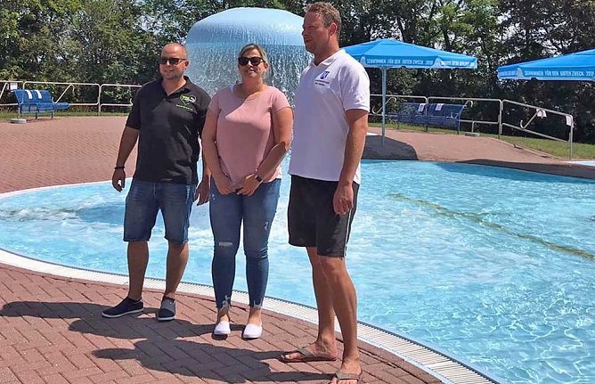 Beschattung des Planschbeckens f&uuml;r Kleinkinder eingeweiht (Foto: Radio Artern)