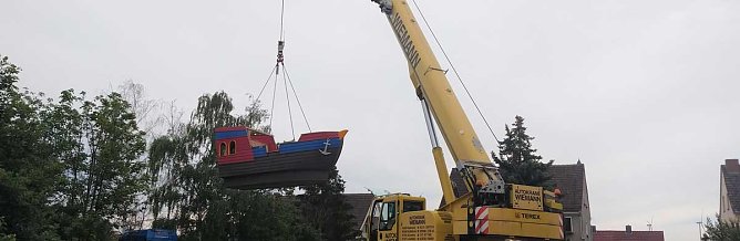 PLAYMOBIL-Aktivschiff leget in Greu&szlig;en an Am Montagvormittag hat in der Kita Sonnenk&auml;fer von Greu&szlig;en ein Piratenschiff angelegt...  .. und wartet nun auf seine Besatzung. Das neue Schiff ist ein einzigartiges Spielger&auml;t der Stiftung Kinderf&ouml;rderung von Playmobil, das die motorische Entwicklung von Kindern f&ouml;rdert und in Au&szlig;enanlagen von Kindereinrichtungen f&uuml;r Bewegung, Spielspa&szlig; und jede Menge Ab (Foto: Stadt Greu&szlig;en)