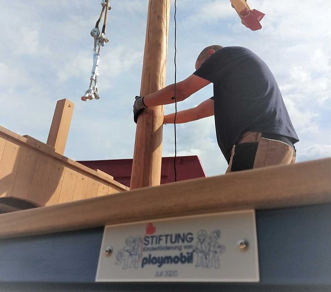 PLAYMOBIL-Aktivschiff leget in Greu&szlig;en an Am Montagvormittag hat in der Kita Sonnenk&auml;fer von Greu&szlig;en ein Piratenschiff angelegt...  .. und wartet nun auf seine Besatzung. Das neue Schiff ist ein einzigartiges Spielger&auml;t der Stiftung Kinderf&ouml;rderung von Playmobil, das die motorische Entwicklung von Kindern f&ouml;rdert und in Au&szlig;enanlagen von Kindereinrichtungen f&uuml;r Bewegung, Spielspa&szlig; und jede Menge Ab (Foto: Stadt Greu&szlig;en)