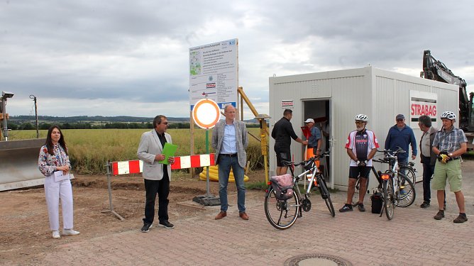 Politiker, Radfahrer und Bauarbeiter in trauter Runde. (Foto: oas) Politiker, Radfahrer und Bauarbeiter in trauter Runde. (Foto: oas)