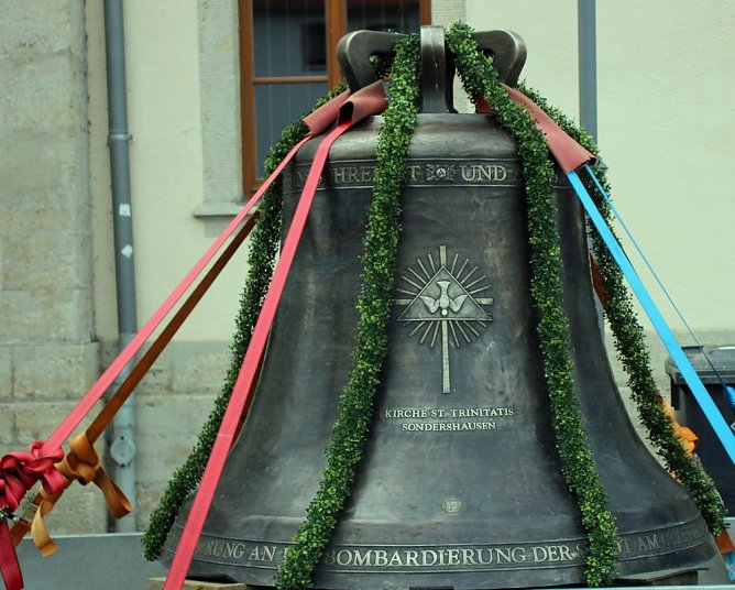 Zwei neue Bronzeglocken werden eingebaut (Foto: Karl-Heinz Herrmann) Zwei neue Bronzeglocken werden eingebaut (Foto: Karl-Heinz Herrmann)
