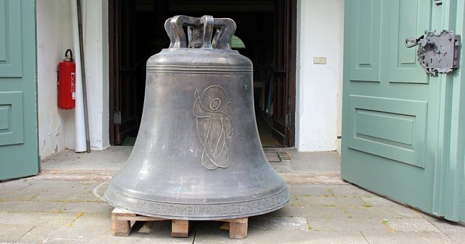 Zwei neue Bronzeglocken werden eingebaut (Foto: Karl-Heinz Herrmann) Zwei neue Bronzeglocken werden eingebaut (Foto: Karl-Heinz Herrmann)