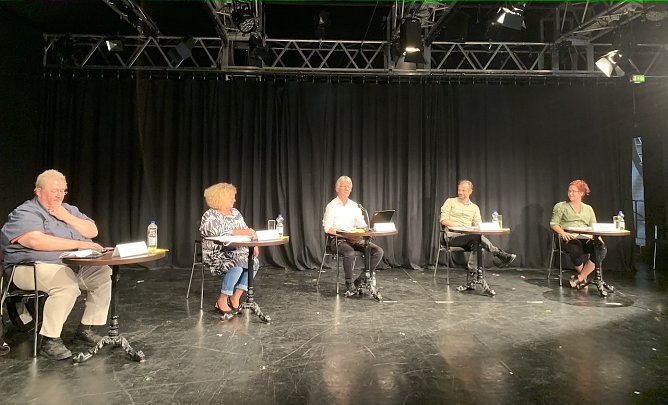 Mit Abstand betrachtete Theaterleitung in der ehemalige Spielst&auml;tte TuD (Foto: oas)