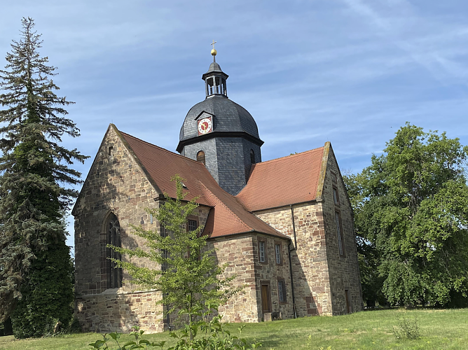 Die Udersleber Wandergruppe erkundete die Kreuzkirche in Reinsdorf (Foto: Christiane Thelemann)