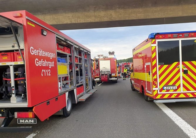 Lange Vollsperrung der A 4 nach Lkw-Brand (Foto: Autobahnpolizei)