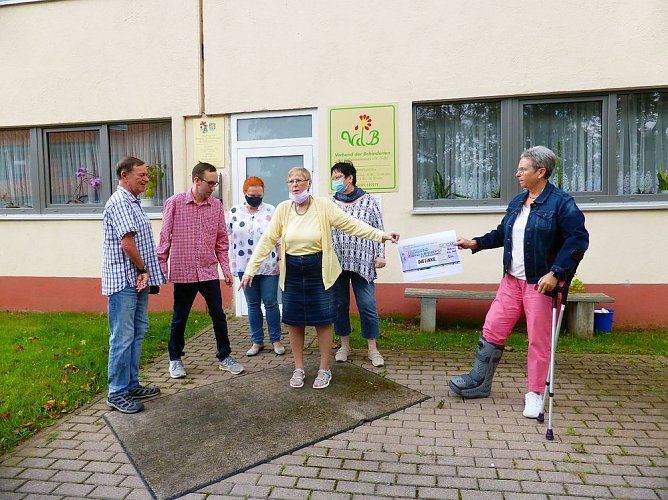 Spende f&uuml;r das Behindertenfahrzeug (Foto: Dorothea Kieper)