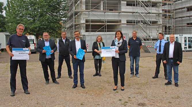 Innenstaatssekret&auml;r mit F&ouml;rderbescheiden f&uuml;r Feuerwehrfahrzeuge (Foto: Karl-Heinz Herrmann)