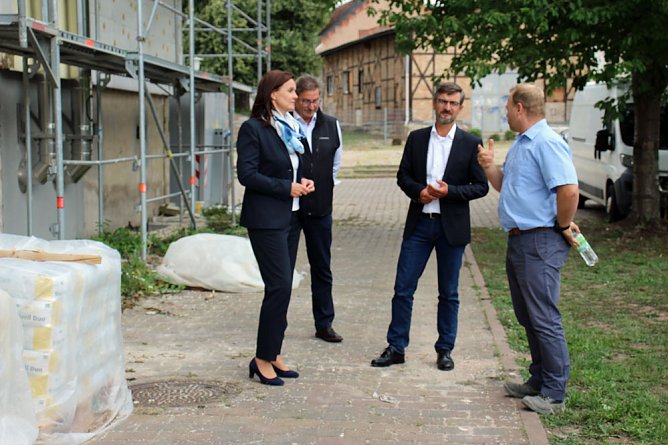 Innenstaatssekret&auml;r mit F&ouml;rderbescheiden f&uuml;r Feuerwehrfahrzeuge (Foto: Karl-Heinz Herrmann)
