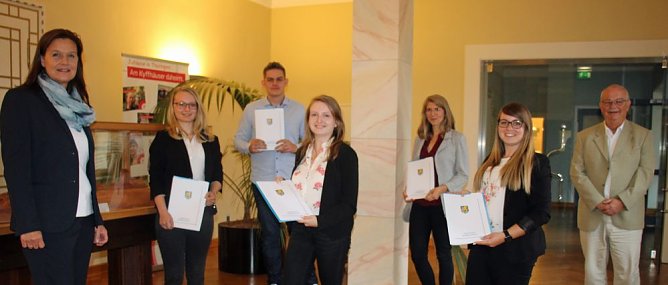 Arbeitsvertr&auml;ge &uuml;bergeben (Foto: Karl-Heinz Herrmann)