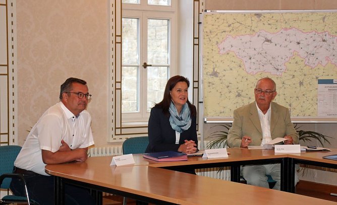 Arbeitsvertr&auml;ge &uuml;bergeben (Foto: Karl-Heinz Herrmann)