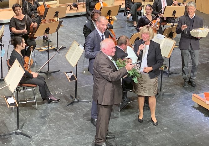 Sprengmeister Andreas West (li.) als Hauptdarsteller auf der B&uuml;hne (Foto: oas)