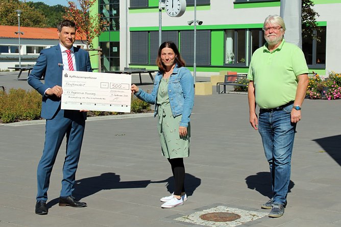 Spende f&uuml;r Instrumente (Foto: Kyffh&auml;usersparkasse)