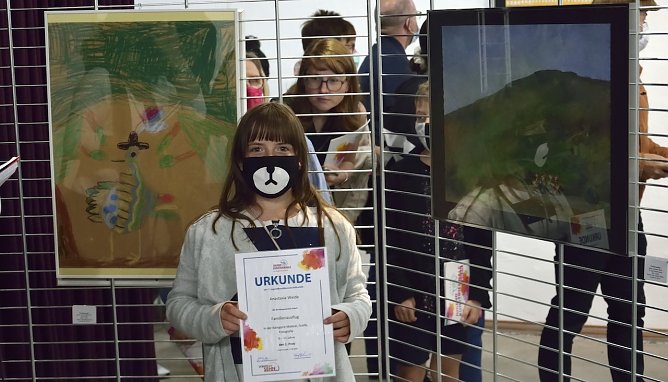 Preistr&auml;ger Anastasia Weide vor ihrem Bild (Foto: F.B&ouml;hme)