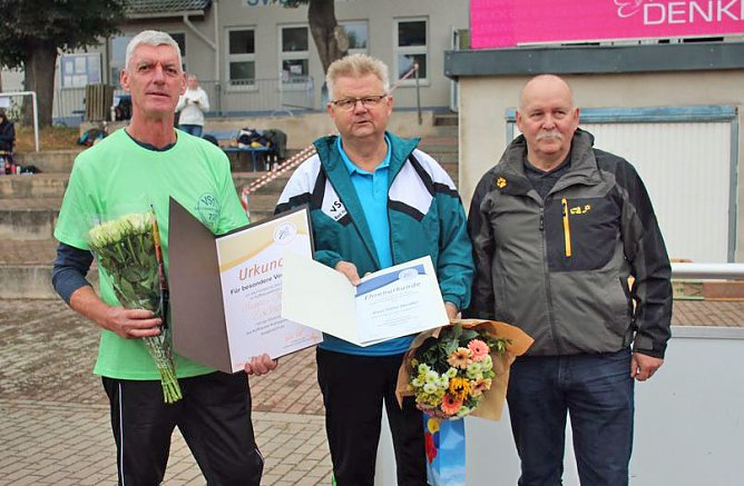 Verdienstvolle Faustballer geehrt (Foto: Karl-Heinz Herrmann)