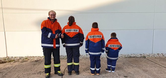 Dicke Jacken f&uuml;r alle Kinder (Foto: FFW Bebra)