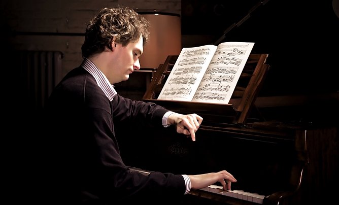 Hardy Rittner spielt Bach (Foto: Dr. Buchmann)