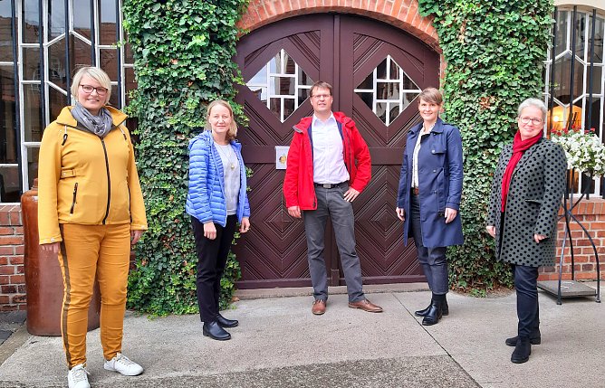 Neuer Vorstand des Verein von rechts nach links: Ulrike K&ouml;ppel, Jeannette Krey&szlig;el, Sebastian Ke&szlig;ler, Nancy Krug, Maria Ludwig (Foto: F.Heller)