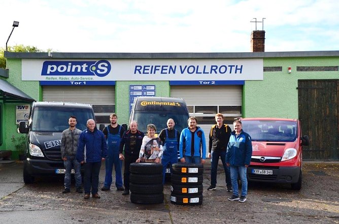 Reifenh&auml;ndler Reifen Vollroth und Mitarbeiter bei der &Uuml;bergabe der Reifenspende an den Kyffh&auml;user-Kreissportbund und BSV Eintracht Sondershausen. (Foto: Matthias Springer)