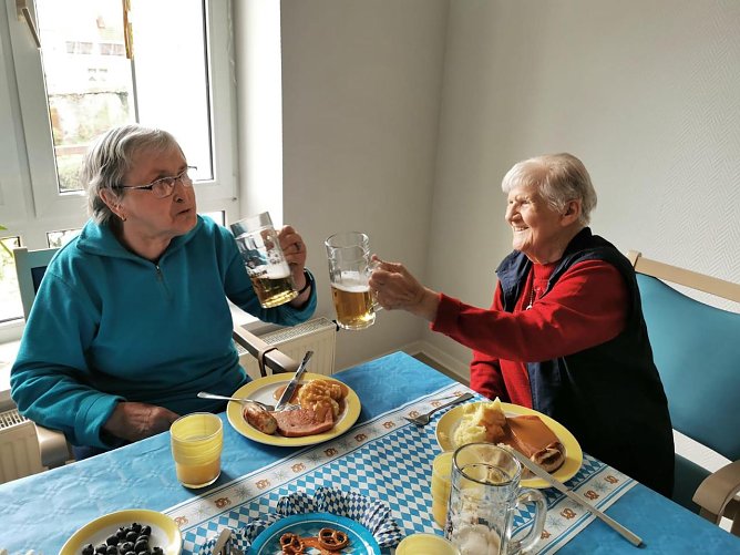 Fr&ouml;hliche Seniorinnen feiern Das Oktoberfest (Foto: Peter M&ouml;bius)