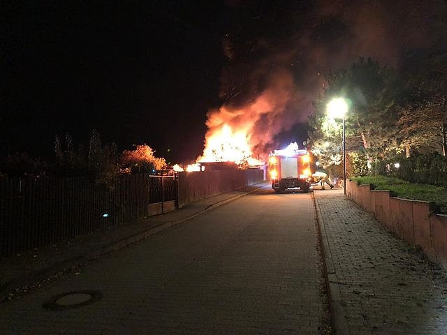 <b>Hier die zugeh&ouml;rigen Meldung der FFW Ro&szlig;leben </b>  Brandeinsatz - Brand Gartenlaube Einsatzort : Ro&szlig;leben, Hinter der Zuckerfabrik Im Einsatz: TLF, LF, MTW, SW Mit im Einsatz : Freiwillige Feuerwehr Bottendorf mit LF16-TS, Polizeistreife und Kriminalpolizei   Erneut kam es zu einem Gartenlaubenbrand in der Kleingartenanlage Am Weinberg in Ro&szlig;leben. Bereits bei der Anfahrt wurde das  (Foto: FFW Ro&szlig;leben, Voigt, Fellendorf    )