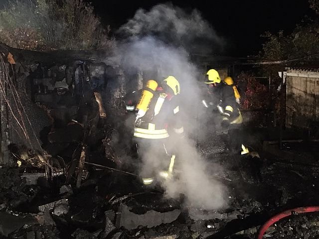 <b>Hier die zugeh&ouml;rigen Meldung der FFW Ro&szlig;leben </b>  Brandeinsatz - Brand Gartenlaube Einsatzort : Ro&szlig;leben, Hinter der Zuckerfabrik Im Einsatz: TLF, LF, MTW, SW Mit im Einsatz : Freiwillige Feuerwehr Bottendorf mit LF16-TS, Polizeistreife und Kriminalpolizei   Erneut kam es zu einem Gartenlaubenbrand in der Kleingartenanlage Am Weinberg in Ro&szlig;leben. Bereits bei der Anfahrt wurde das  (Foto: FFW Ro&szlig;leben, Voigt, Fellendorf    )