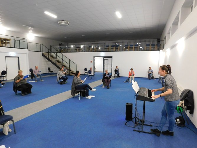 Projekts&auml;nger plus zwei Ch&ouml;re trafen sich zum Proben (Foto: Peter Zimmer)