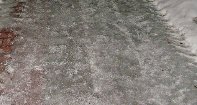 Eisglätte (Foto: Karl-Heinz Herrmann) Eisglätte (Foto: Karl-Heinz Herrmann)