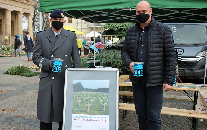 Traditionelle Sammlung f&uuml;r Kriegsgr&auml;berf&uuml;rsorge (Foto: Karl-Heinz Herrmann)