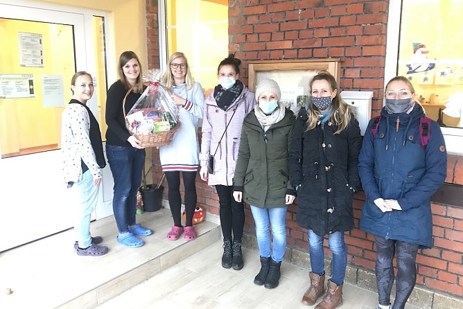 &Uuml;bergabe des Pr&auml;sentkorbes  (Foto: Kita Hinze Kidz Oldisleben)