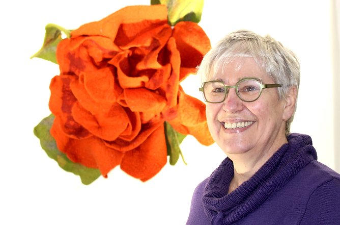 Gabriele Hoffman mit ihrem Lieblingswerk DIE ROSE (Foto: Eva Maria Wiegand) Gabriele Hoffman mit ihrem Lieblingswerk DIE ROSE (Foto: Eva Maria Wiegand)