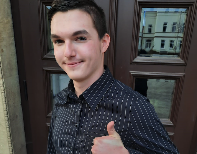 Zu Gast beim K&uuml;chenklatsch: Theaterpraktikant James Patrick H&ouml;ppner (Foto: Theater Nordhausen/Loh-Orchester Sondershausen GmbH)