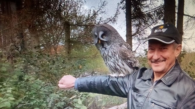 Gern ist Otfried Pabst mit den Landsenioren unterwegs. So war er auch mit in G&uuml;ntersberge beim Falkner Wolfgang Mursa und zeigte Mut, als sich ein Bartkauz auf seinem Arm niederlie&szlig;. (Foto: K.Frank)