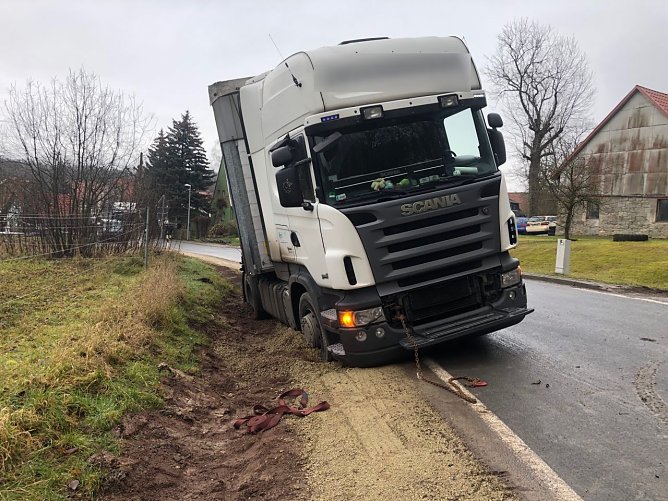Im Sondersh&auml;user Stadtteil Strau&szlig;berg rutschte erneut ein Lkw in den Stra&szlig;engraben (Foto: S. Dietzel)