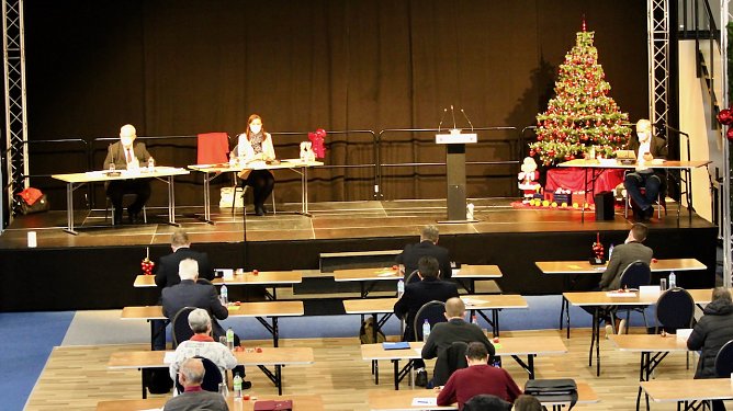 Letzte Kreistag in diesem Jahr fand in der Rotbart Arena statt (Foto: Eva Maria Wiegand) Letzte Kreistag in diesem Jahr fand in der Rotbart Arena statt (Foto: Eva Maria Wiegand)