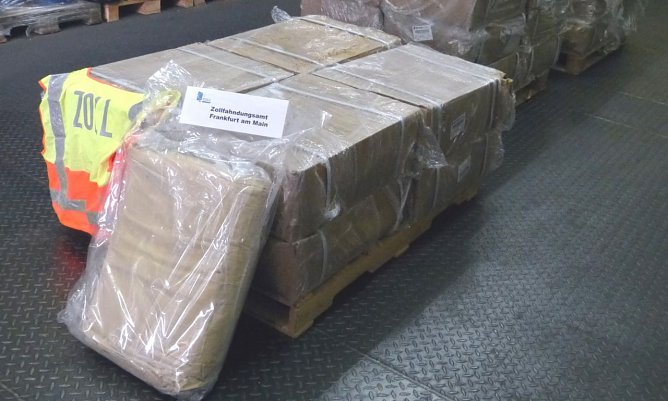 Beispielfoto des ZFA Frankfurt am Main: 900 Kilogramm Pre-Precursor in Pulverform (Foto: Zoll)