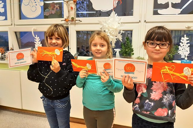 Die stolzen Preistr&auml;gerinnen (Foto: Elisabeth Otto, Grundschule am K&ouml;nigstuhl Artern)