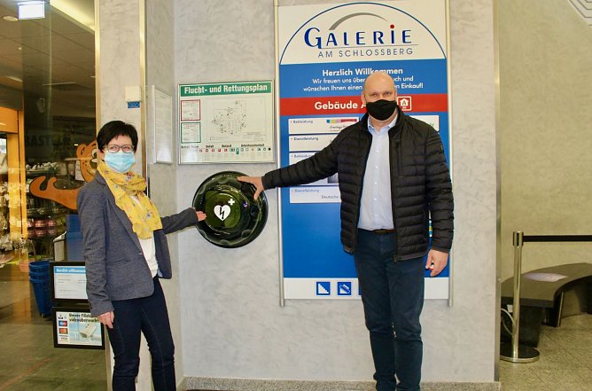 Lebensretter in der Galerie am Schlossberg in Sondershausen, v.l Centermanagerin Kathleen Viol, B&uuml;rgermeister Steffen Grimm (Foto: Eva Maria Wiegand)