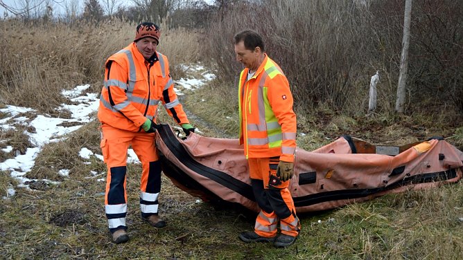 Mitarbeiter des St&auml;dtischen Bauhofes entfernten das illegal entsorgte Schlauchboot (Foto: Steffen Neumann)