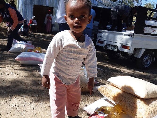 Hilfe für äthiopische Kinder (Foto: K.Cieslak) Hilfe für äthiopische Kinder (Foto: K.Cieslak)