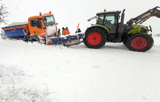Traktor versucht zum helfen (Foto: S.Dietzel) Traktor versucht zum helfen (Foto: S.Dietzel)