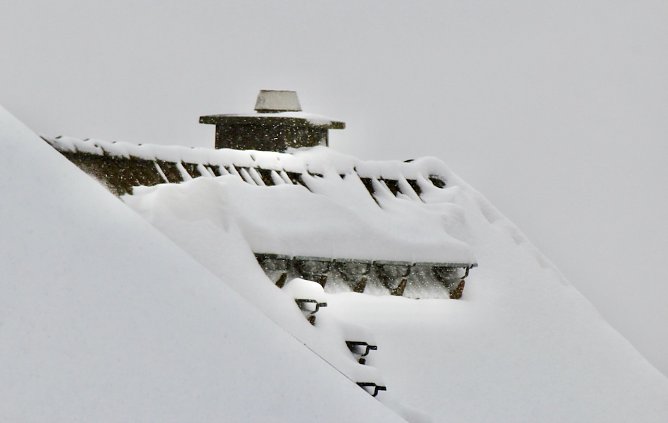 Schneelast auf den Dächern (Foto: Eva Maria Wiegand) Schneelast auf den Dächern (Foto: Eva Maria Wiegand)