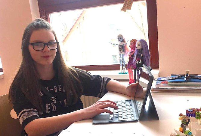 Freude über geliehenes ipad (Foto: Diakonieverbund Kyffhäuser Novalis ) Freude über geliehenes ipad (Foto: Diakonieverbund Kyffhäuser Novalis )