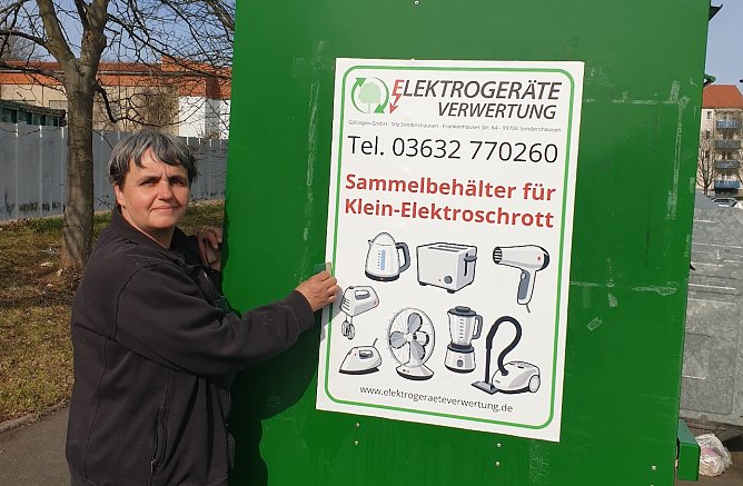 Sauberer Container neu beklebt- Mitarbeiterin Frau Heike Ehm half tatkr&auml;ftig bei der Reinigung des Containers (Foto: Petra Hartung- Elektroger&auml;teverwertung G&ouml;llingen )