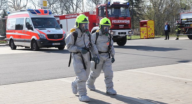 Die kameraden des Gefahrgutzuges im Einsatz (Foto: S.Dietzel)