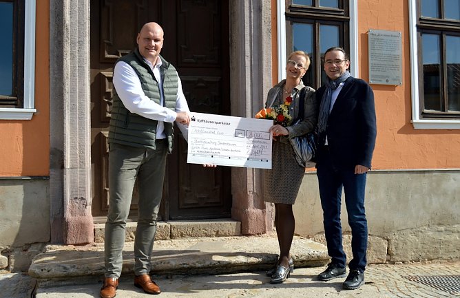 Große Spende von Bärbel Wißgott und Thomas Wißgott (Foto: Steffen Neumann-Stadt Sondershausen) Große Spende von Bärbel Wißgott und Thomas Wißgott (Foto: Steffen Neumann-Stadt Sondershausen)