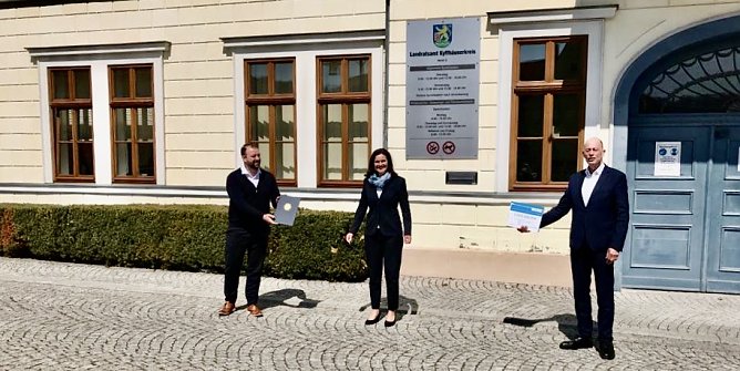 Wirtschaftsminister Wolfgang Tiefensee (r.) mit Landr&auml;tin Antje Hochwind-Schneider (Mitte) und Daniel Knohr (links)  (Foto: Eva Maria Wiegand)