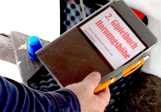 Das neue Gipfelbuch (Foto: Peter Ke&szlig;ler)