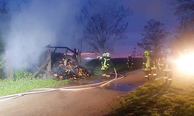 Feuer am fr&uuml;hen Morgen in Feldengel (Foto: S.Dietzel)
