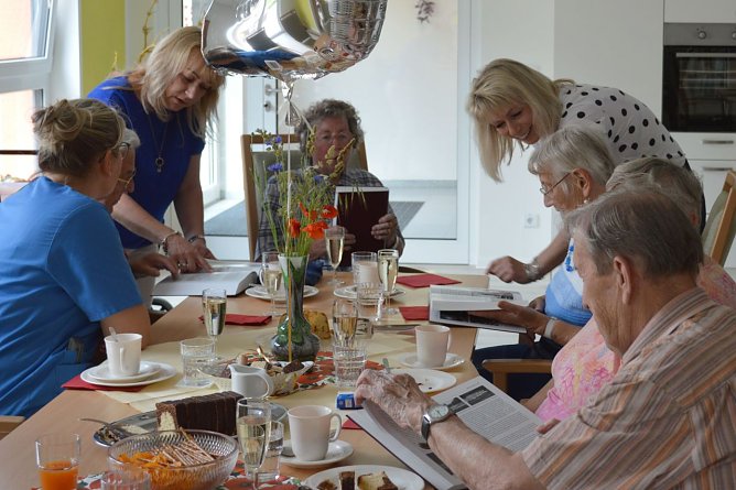 War das eine Freude! 50 dicke W&auml;lzer mit Biografien bekannter Nord- und Sondersh&auml;user Gr&ouml;&szlig;en waren das Geschenk des Autohauses Peter an die G&auml;ste der DRK-Tagespflege zum 2. Geburtstag der Einrichtung. (Foto: AHP)